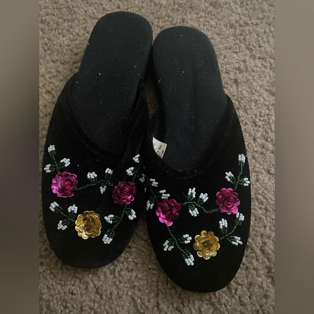 DELICATES - SLIP ONS